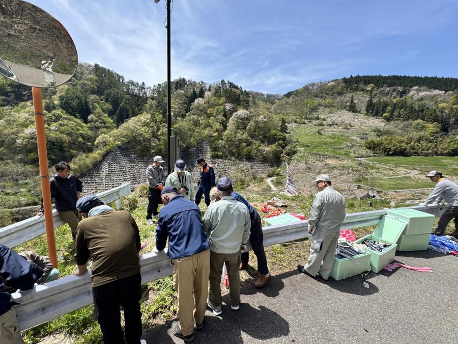 R8浅川貯水池ダム鯉のぼり掲揚作業