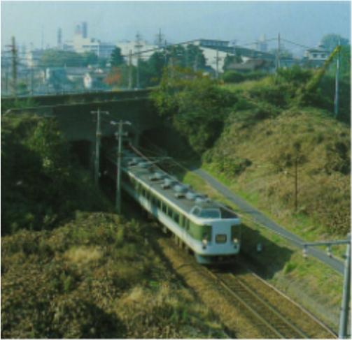 浅川の下を通過するJR信越線の電車着工前