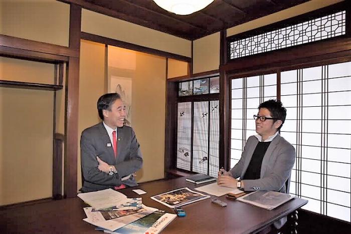 写真：古民家をリノベーションした和風レストランで懇談する笠原氏と知事