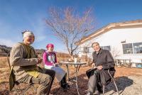 写真：屋外で懇談する森夫妻と知事