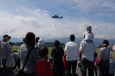 写真：県警ヘリコプターによる遭難救助デモフライト