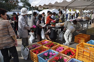写真：多くのお客様でにぎわう花や野菜の販売ブース