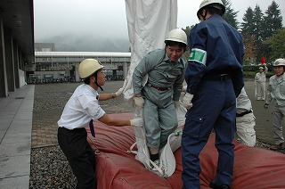 写真：救助袋による避難訓練の様子