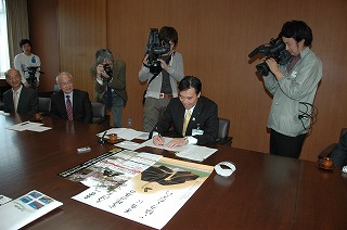 写真：要望書に署名する阿部知事
