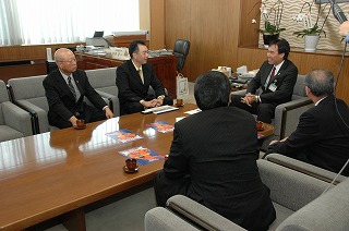 写真：長野県bjリーグ参入協議会の皆様と懇談する阿部知事