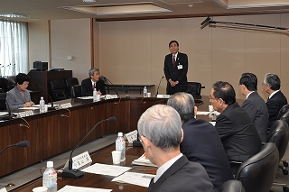 写真：長野県短期大学の将来構想に関する検討委員会であいさつをする阿部知事