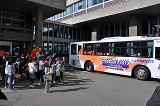 写真：ラッピングバスを見送る牟礼東小学校の皆さん
