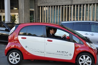 写真：三菱自動車「i-MiEV」に試乗する阿部知事