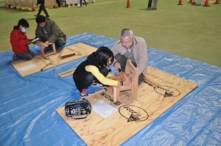 写真：県産材で椅子を作る人たち