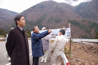 写真：木曽川右岸道路の建設現場を視察する阿部知事