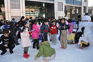 写真：雪遊び広場で遊ぶ子どもたち