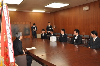 写真：和田副知事と懇談する松商学園サッカー部の選手
