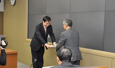 写真：阿部知事に要望書を手渡す久保田飯山市議会議長