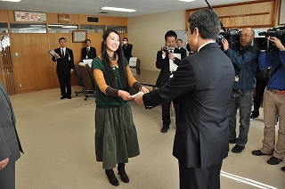 写真：美咲さんに委嘱状を手渡す様子