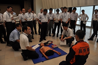 写真：AED作動研修会の様子