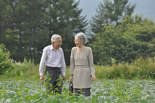 写真：軽井沢町大日向地区の野菜畑を散策され両陛下
