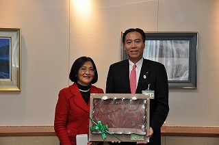 写真：県人会代表から記念品贈呈
