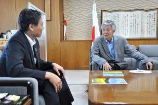 写真：知事と懇談する菅原さん