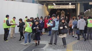 写真：長野駅で街頭啓発を実施