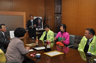 写真：加藤副知事と懇談する重見さん