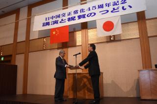 写真：知事が長野県日中友好協会の方に感謝状を渡しているシーン