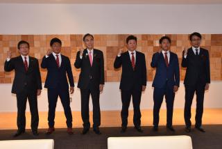 画像：竹内社長、松井選手、知事、柳澤監督、赤羽選手、原山教育長の記念撮影