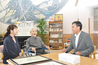 写真：横山さんと歓談する知事