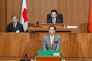 写真：9月県議会定例会で提案説明を行う阿部知事