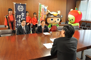 写真：PRに訪れた宇和島市長とPRキャラクターの伊達にゃんよ