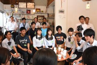 写真：飯田OIDE長姫高等学校の生徒が知事などと意見交換をしている様子