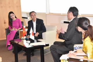 写真：知事とベトナム計画投資省訪日団の方と意見交換をしている様子