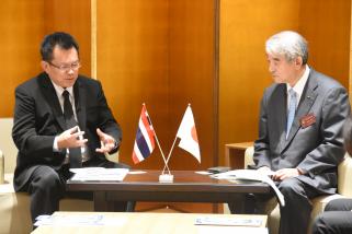 写真：太田副知事とタイ王国工業省のソムチャイ・ハーンヒラン副大臣との意見交換の様子