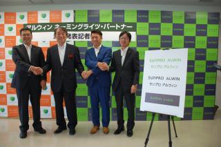 写真：握手を交わす太田副知事と株式会社サンプロの方など関係者
