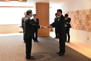 写真：辞令を交付している知事と受け取る小岩副知事