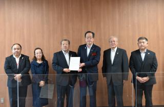 長野県保護司会連合会長ら4名と副知事の記念撮影