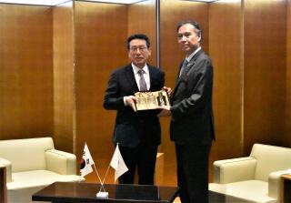 クォンサンヒ駐新潟大韓民国総領事と知事が記念品を交換