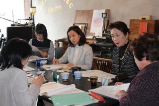 写真：防災分野で活躍する女性参加者と意見交換する中島副知事