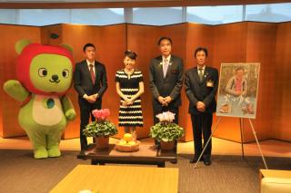 写真：太田さん、八木監督、阿部知事、中村観光部長とアルクマの記念撮影