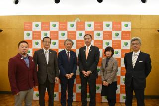 写真：池上彰さん、知事、その他参加者による集合写真