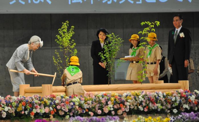 写真：全国植樹祭で植樹をする皇后陛下