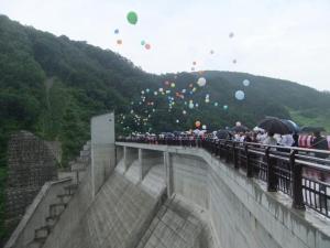 写真：浅川ダムのしゅん工式の様子