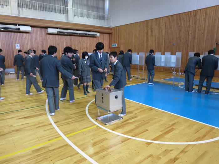 写真：模擬投票をする高校生