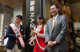 写真：銀座NAGANOの前で笑顔の峰さん、乙葉さん、知事