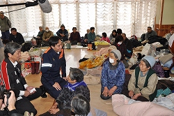 写真：知事が栄村の避難所を訪れ村民を激励している様子
