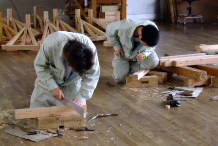 6月木造建築科は、のみとのこぎりの実習です。