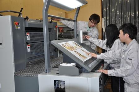 12月画像処理印刷科のオフセット印刷機を使った印刷実習です。