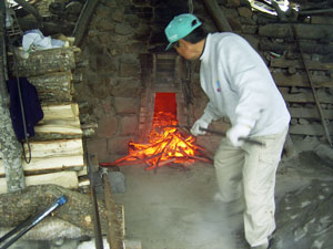 写真：炭窯で炭を作る様子